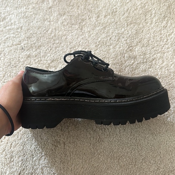 Steve Madden patent platform oxfords. Size 7 - Picture 7 of 10